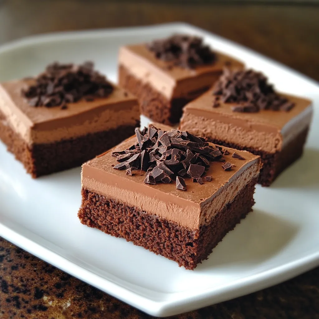 Un plato de pastel de chocolate con chispas de chocolate.