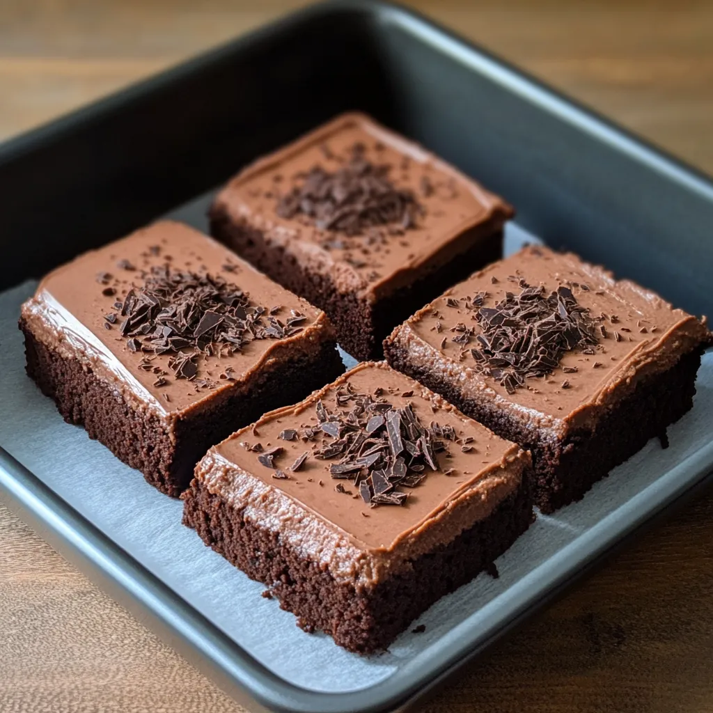 Un molde de pastel de chocolate con trozos de chocolate.