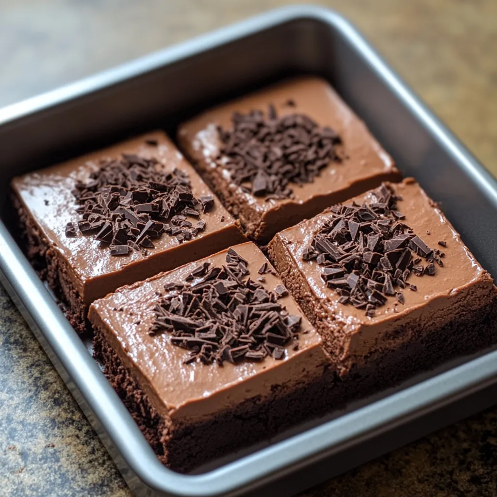 Un cuadrado de pastel de chocolate con trozos de chocolate.