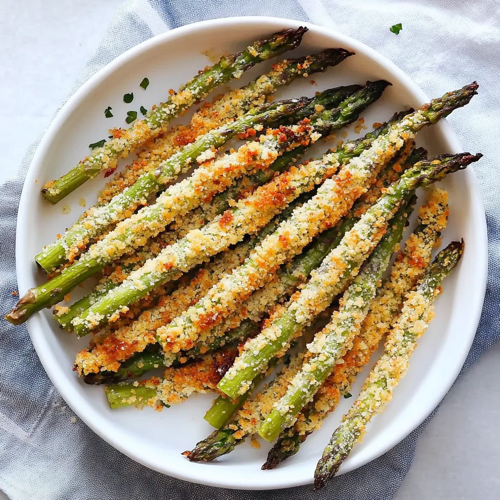 Un plato de espárragos cocinados con queso.