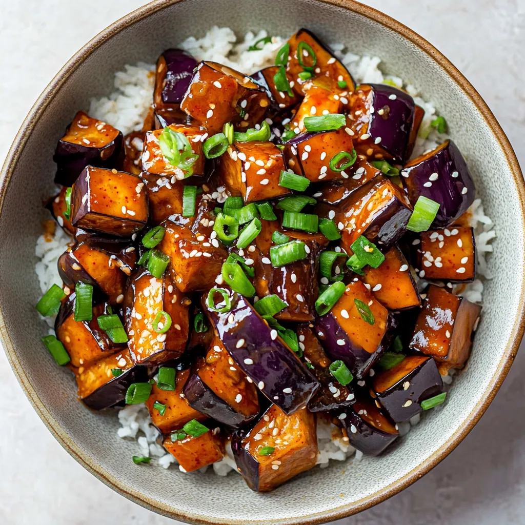 Un bol de comida con arroz y verduras.