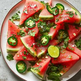 Un plato de rebanadas de sandia decorado con chiles.